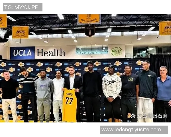 夸梅直言布朗尼球衣销量全赖其父亲影响力引发热议